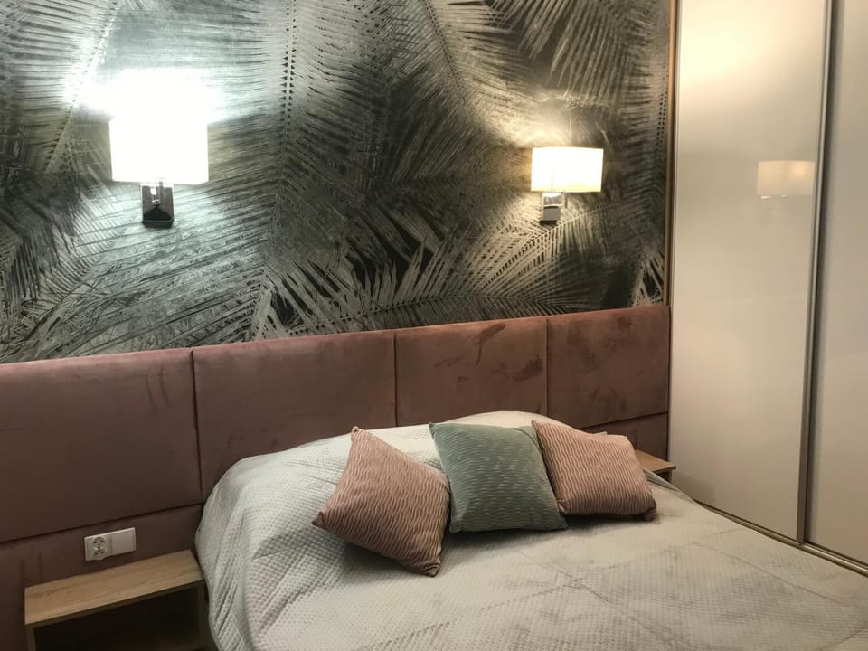 Bed, Seating area, Bedroom