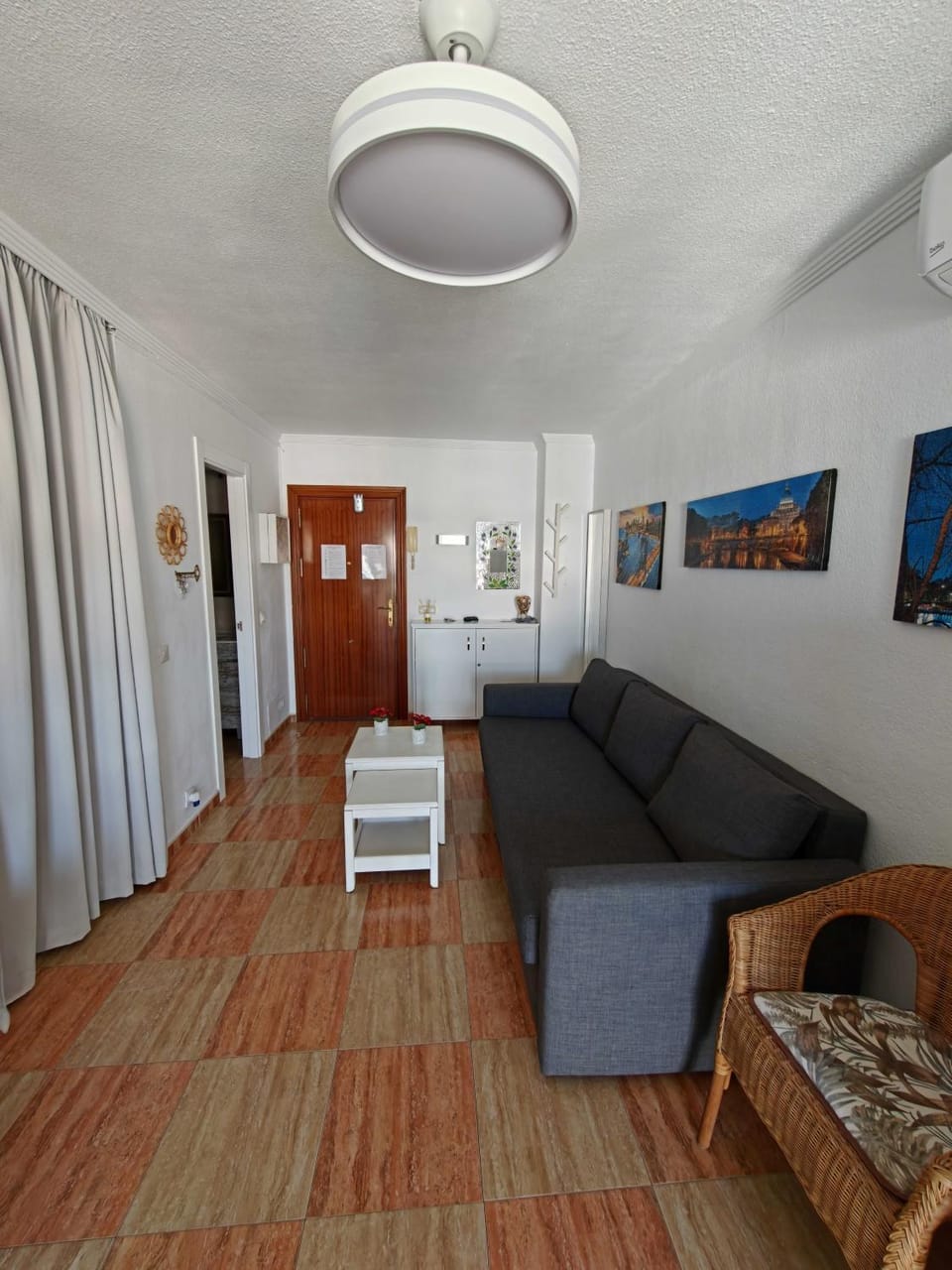 Living room, Photo of the whole room