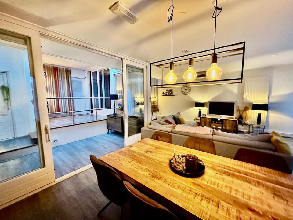 TV and multimedia, Living room, Photo of the whole room, Seating area, Dining area