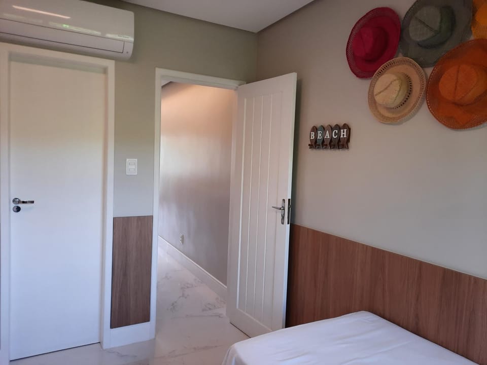 Guarajuba Summer Flat Melhor localização de Guarajuba e melhores Flats Beira Mar de Guarajuba Dispomos de 4 flats decorados no mesmo condomínio Aqui você não precisa de carro para nada Faça tudo à pé Apartment in State of Bahia