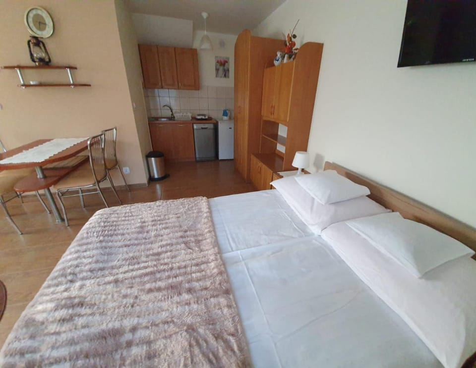 Bed, TV and multimedia, Photo of the whole room, Bedroom