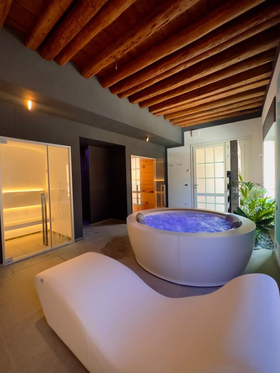 Hot Tub, Sauna, Steam room, Spa and wellness centre/facilities