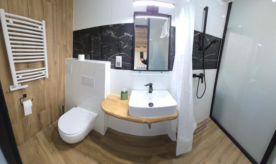 Shower, Toilet, Bathroom, towels