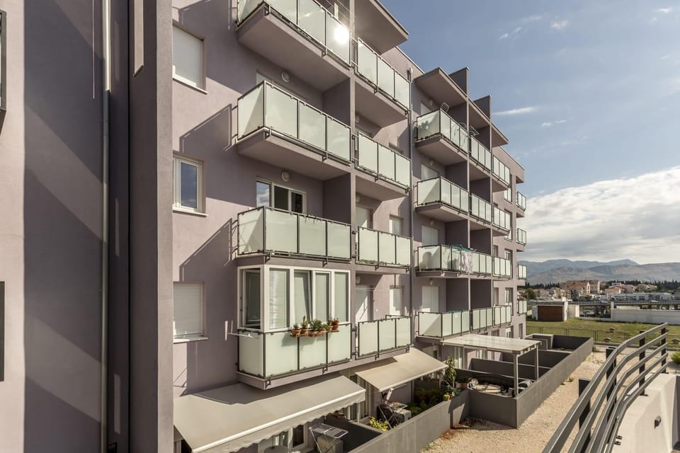 Property building, Nearby landmark, Neighbourhood, Balcony/Terrace