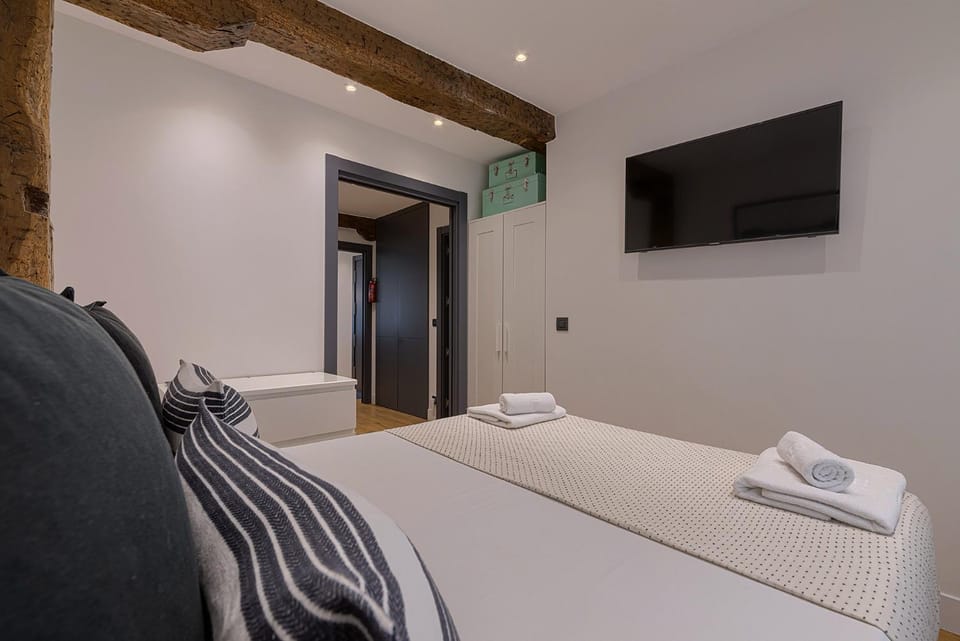 Bed, TV and multimedia, Photo of the whole room, Bedroom, towels