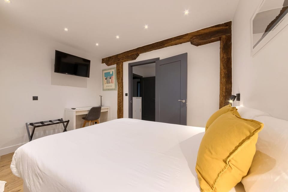 Bed, TV and multimedia, Photo of the whole room, Bedroom