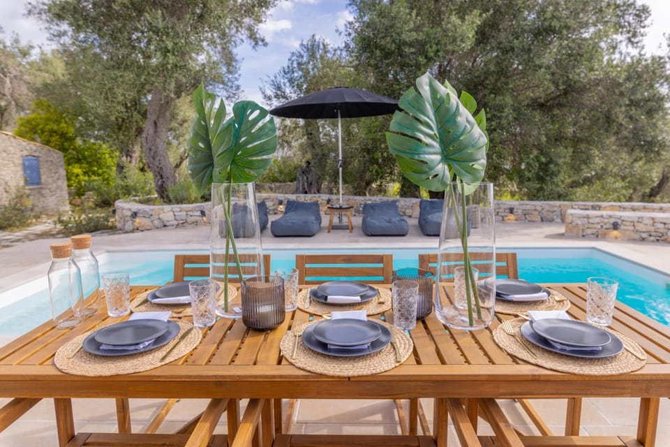 Dining area, Pool view, Swimming pool