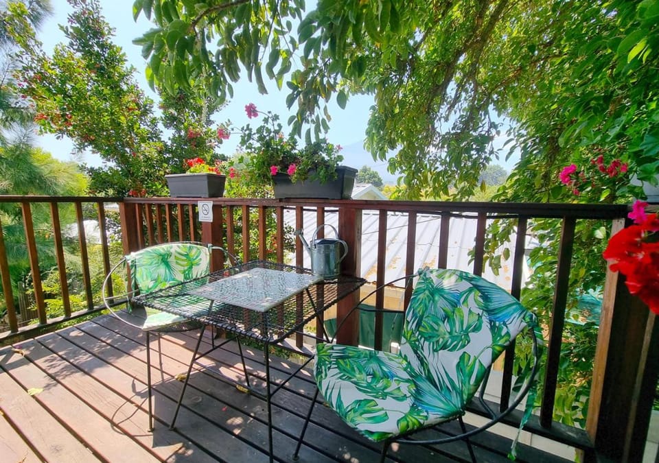 Balcony/Terrace, Seating area, Dining area, Mountain view