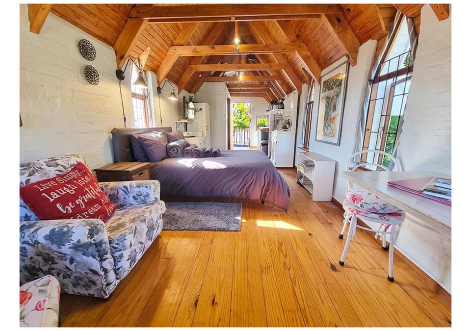 Bed, Photo of the whole room, Seating area, Dining area