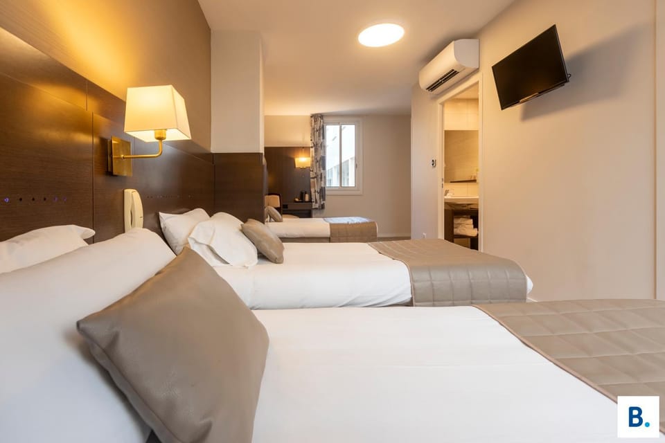 Bed, TV and multimedia, Photo of the whole room, Bedroom, air conditioner