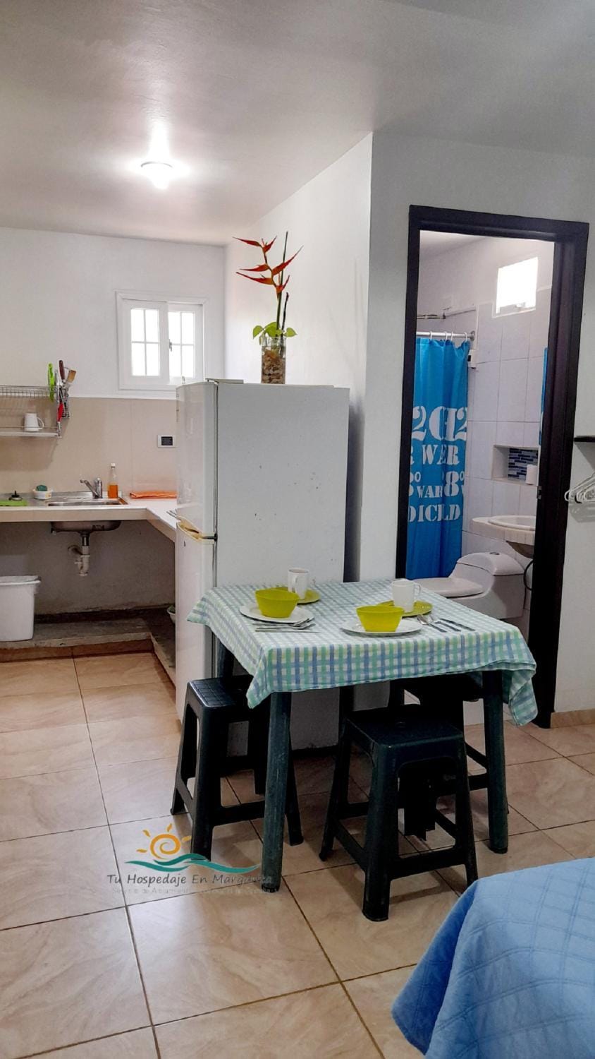 Habitación Triple Equipada, Posada Villa Mayo a 5 minutos de Playa Parguito Campground/ 
RV Resort in Venezuela