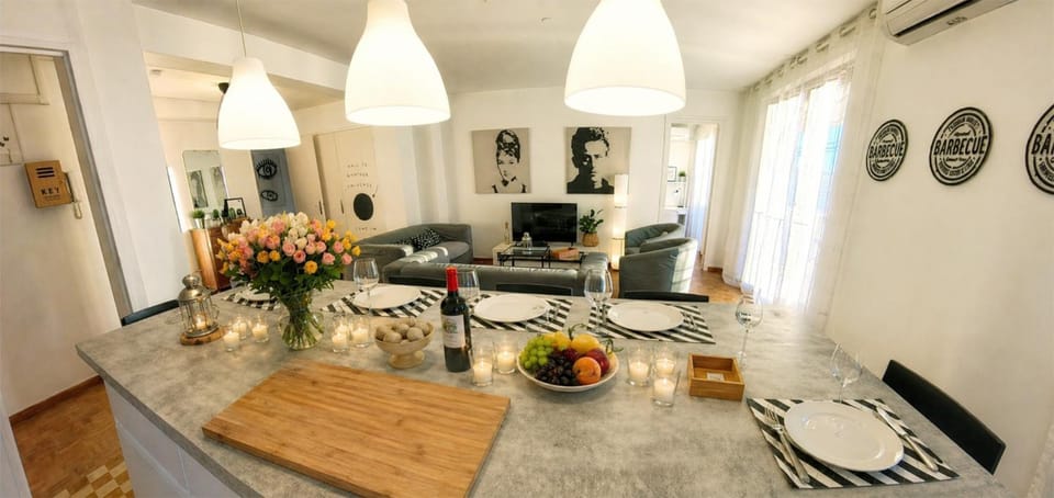 Communal lounge/ TV room, Food and drinks, Meals