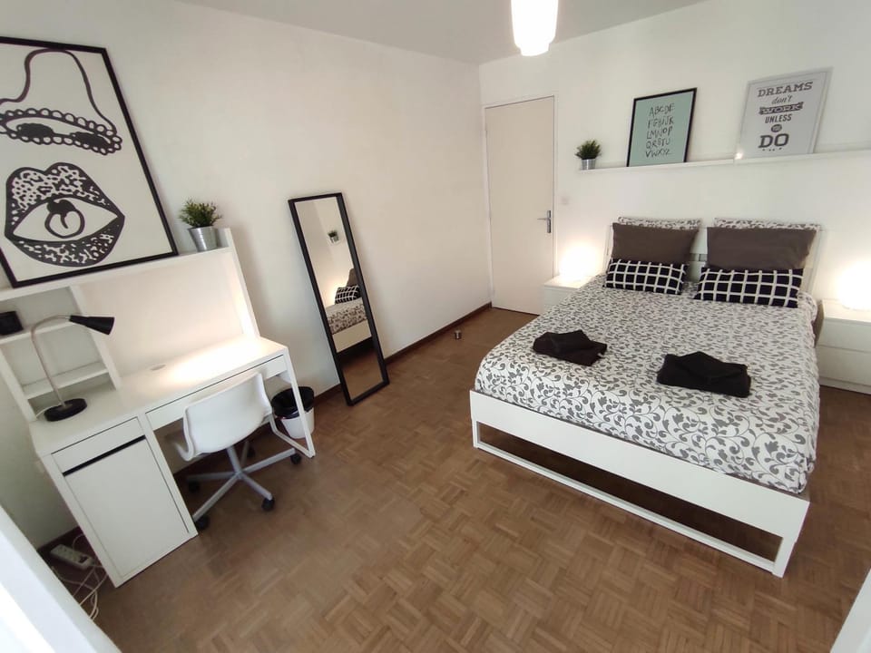 Bed, Photo of the whole room, Seating area, towels
