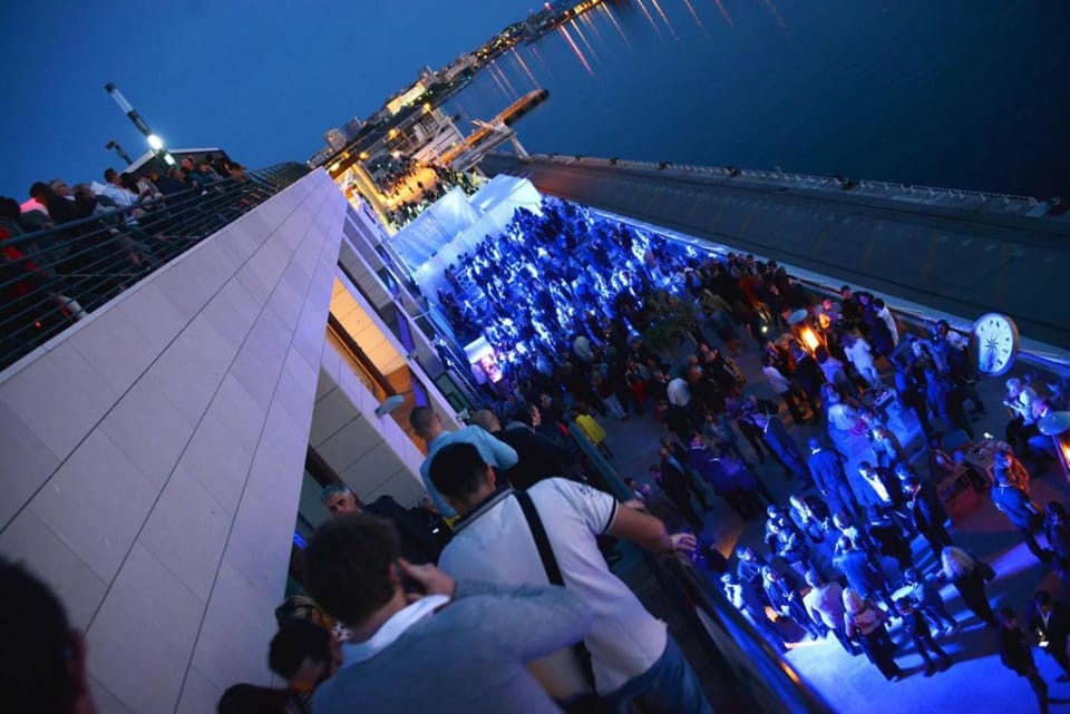 Nearby landmark, Nightclub / DJ