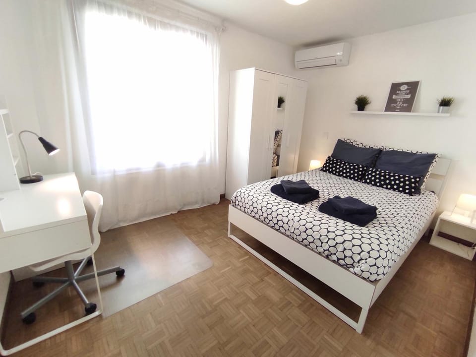 Bed, Photo of the whole room, towels, air conditioner