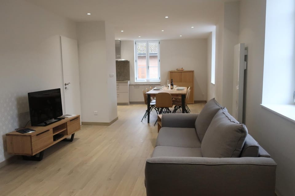 Communal lounge/ TV room, TV and multimedia, Living room, Seating area, Dining area