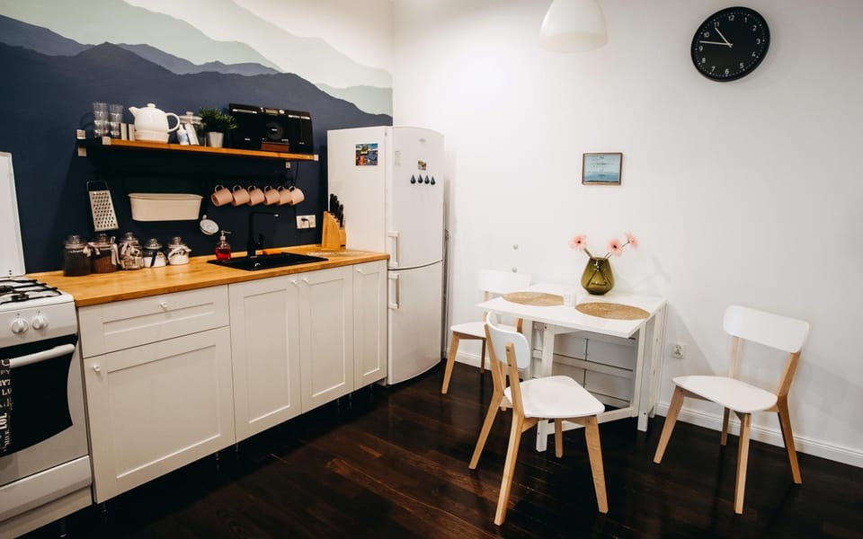 Kitchen or kitchenette, Dining area
