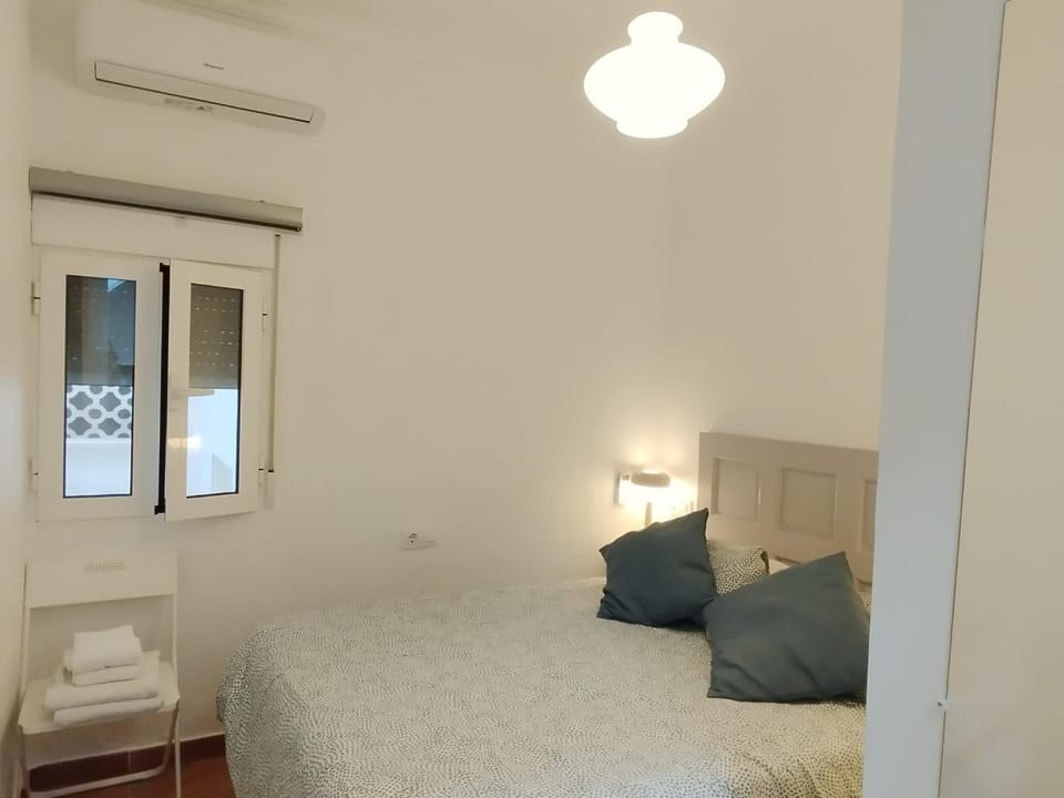 Bed, Photo of the whole room, Bedroom, air conditioner