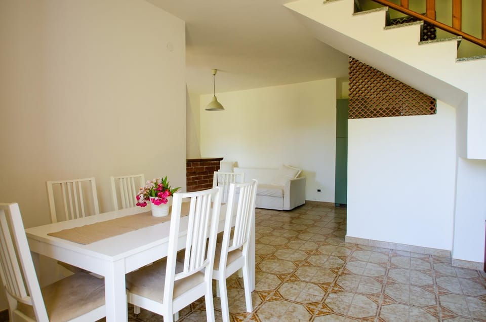 Food close-up, TV and multimedia, Seating area