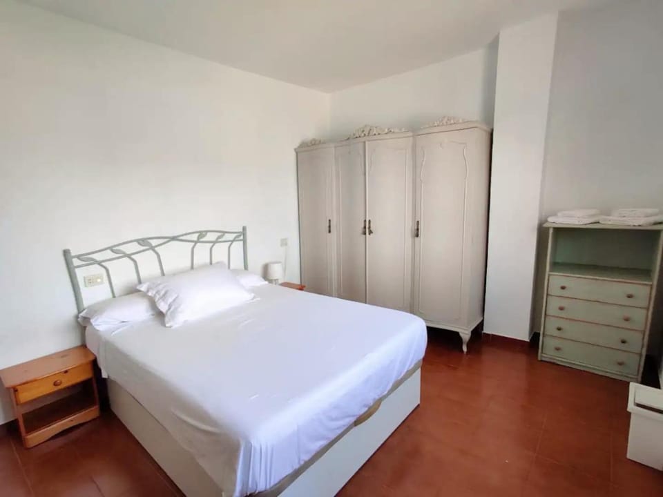 Bedroom, towels, air conditioner