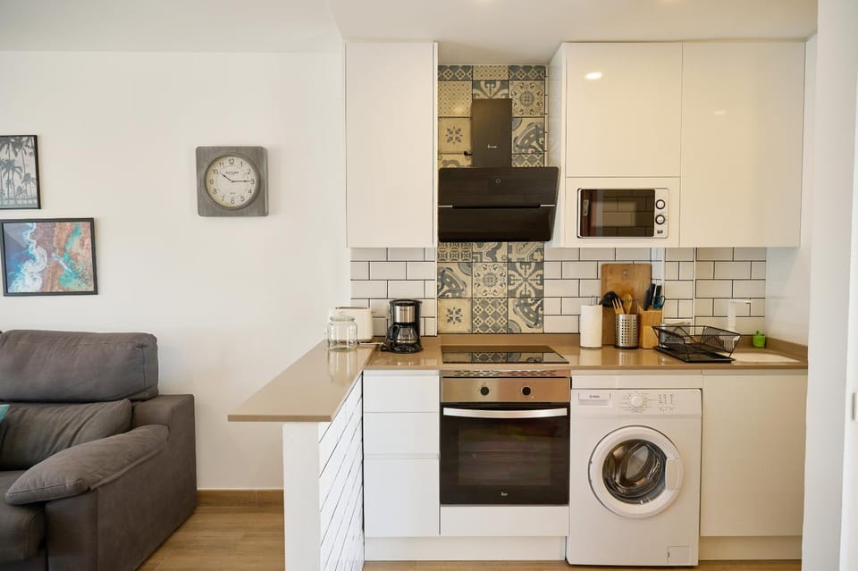 Coffee/tea facilities, Kitchen or kitchenette, microwave, oven, stove, washing machine