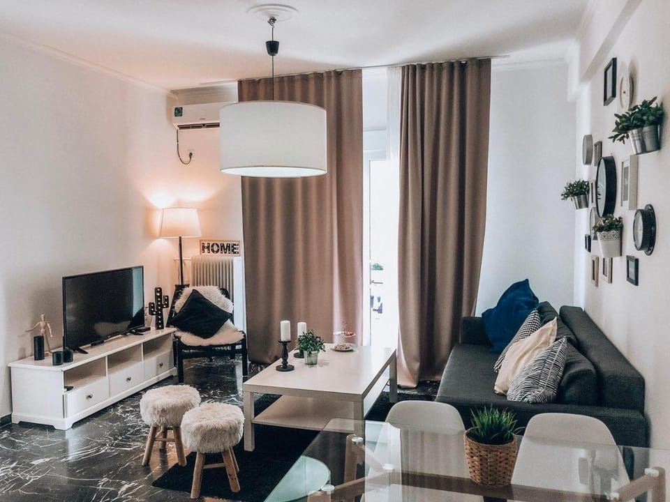 Communal lounge/ TV room, TV and multimedia, Living room, Seating area, Dining area