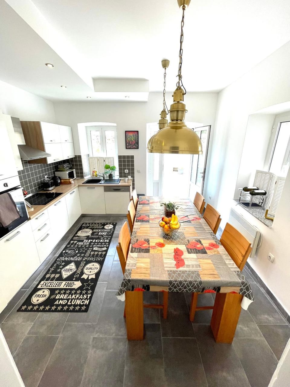 Kitchen or kitchenette, Dining area