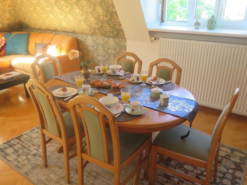 Restaurant/places to eat, Living room, Food