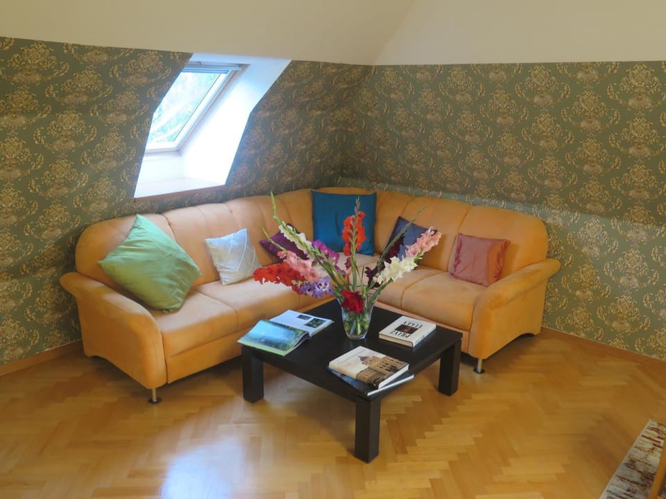 Photo of the whole room, Seating area