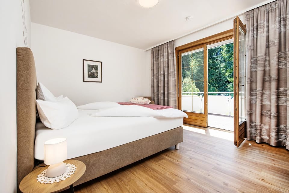 Photo of the whole room, Bedroom, Garden view