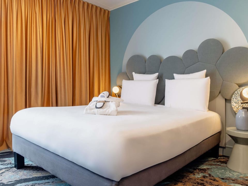 Bed, TV and multimedia, Coffee/tea facilities, Photo of the whole room, Bedroom, internet, minibar, wardrobe