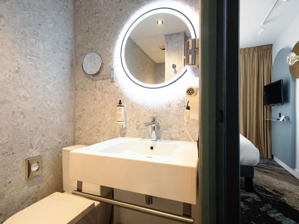 Shower, Bathroom, hair dryier