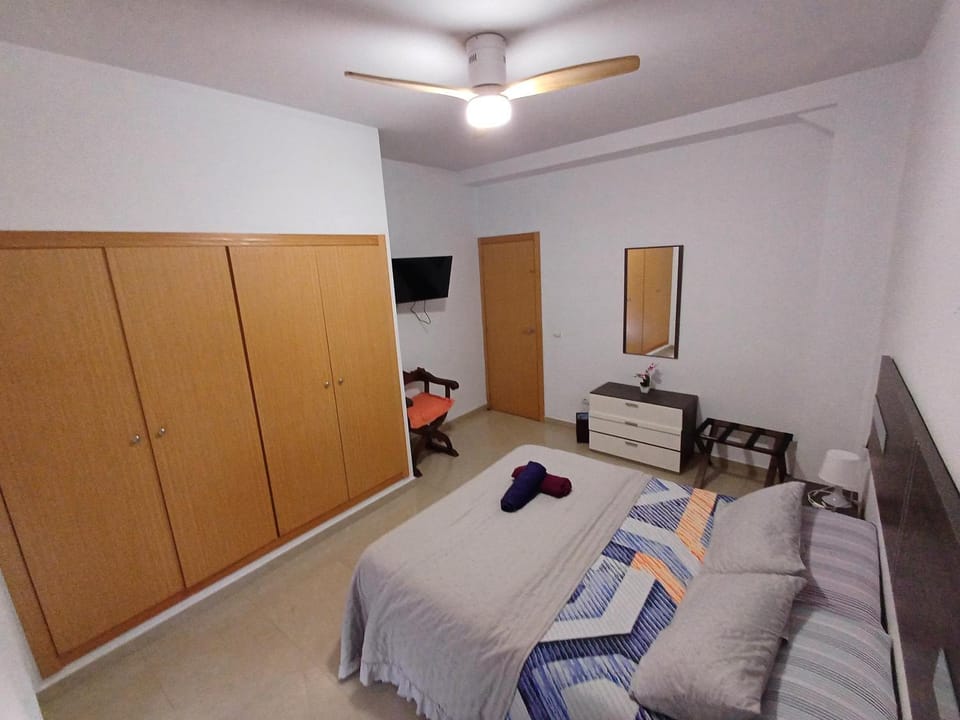 Bed, TV and multimedia, Photo of the whole room, Parking, internet, towels