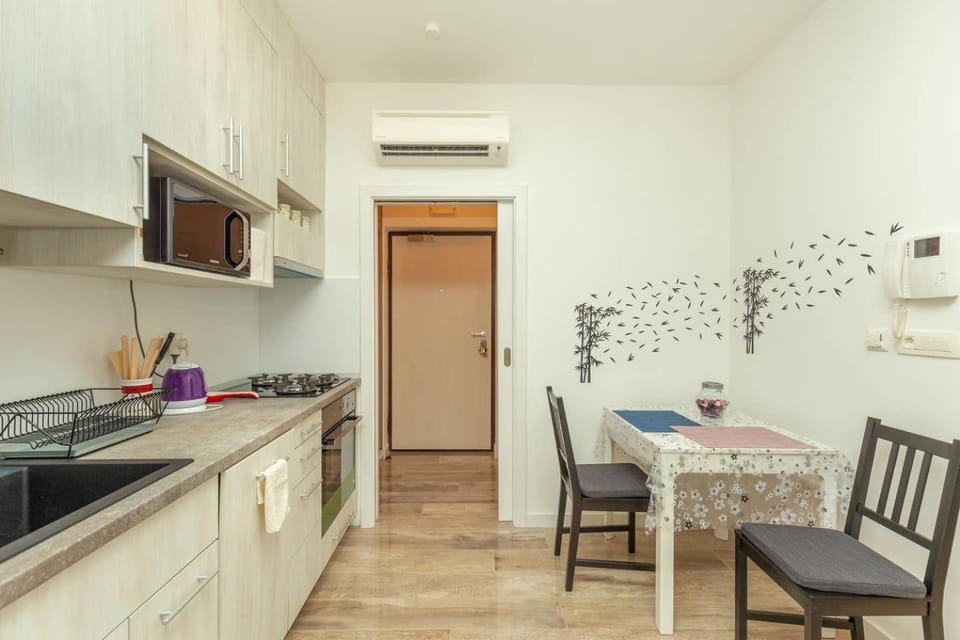 Kitchen or kitchenette, Dining area, minibar, pet friendly, air conditioner