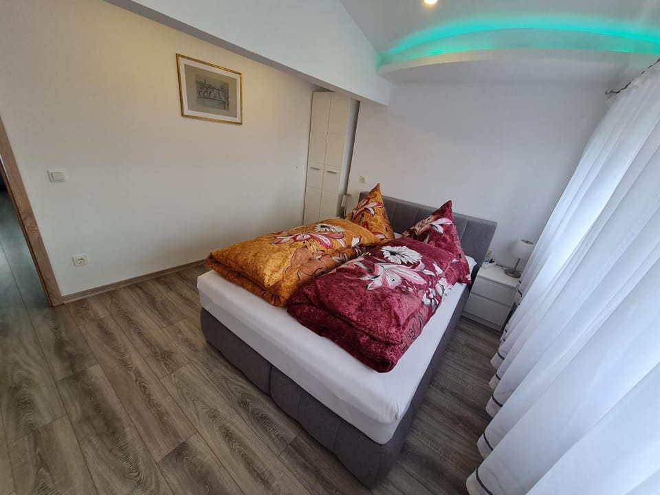 Bed, Photo of the whole room, Bedroom, Family