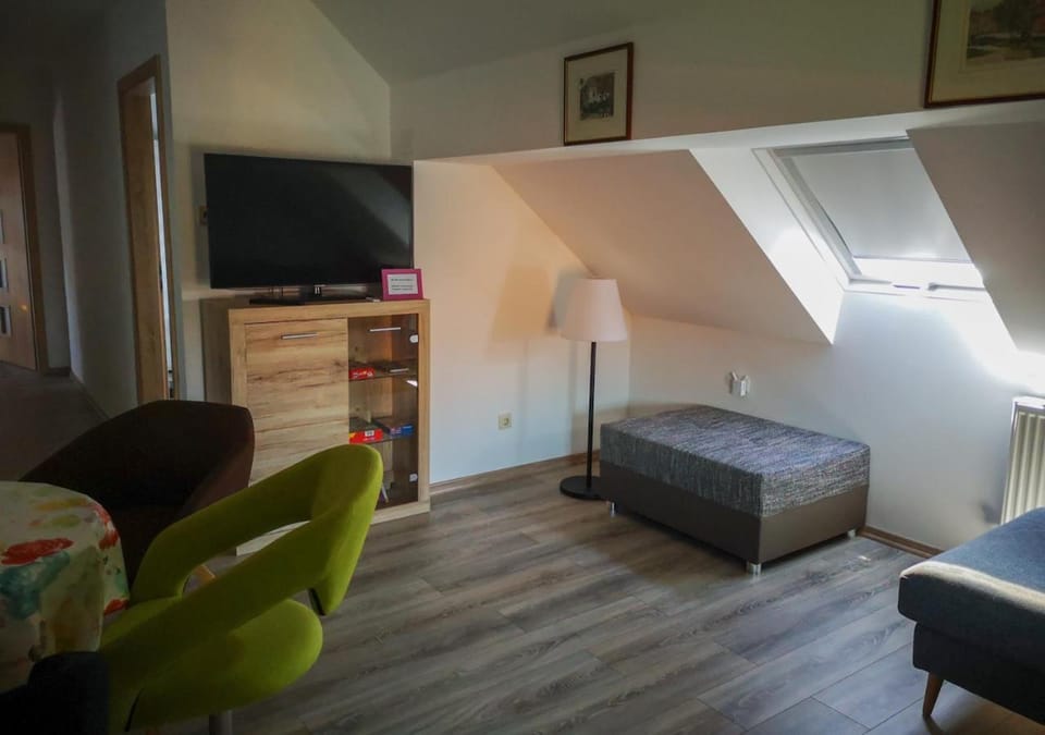 TV and multimedia, Living room, Photo of the whole room, Seating area, locker