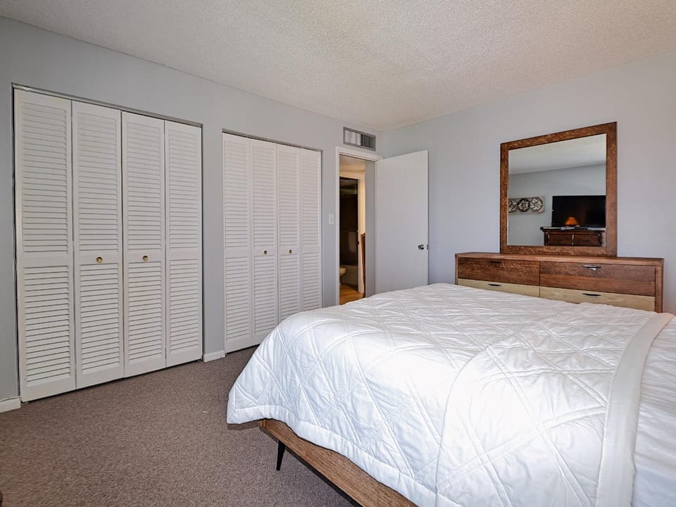 440 West 608 N Waterfront 2 Bedroom 2 Bathroom with Gulf of Mexico View. 23125 Apartment in Clearwater Beach