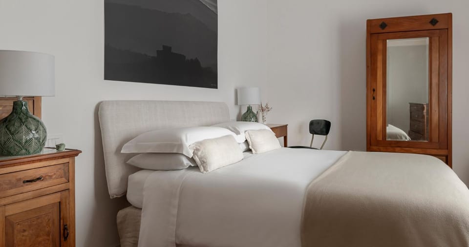 Photo of the whole room, Decorative detail, Bedroom