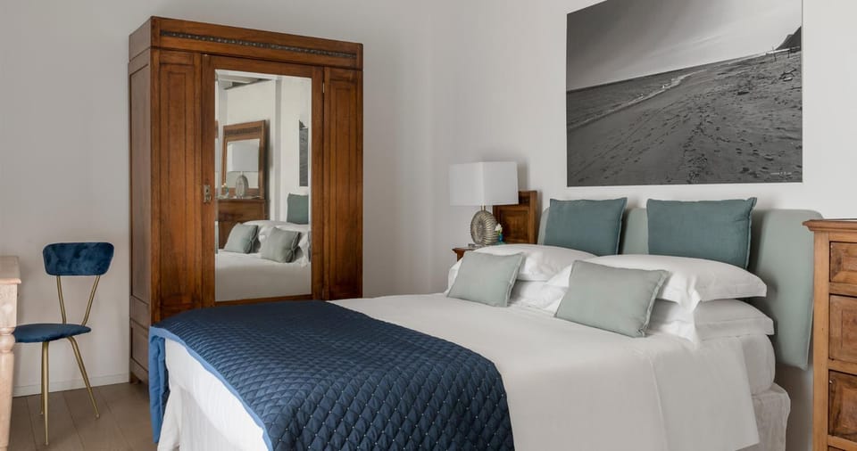 Photo of the whole room, Decorative detail, Bedroom