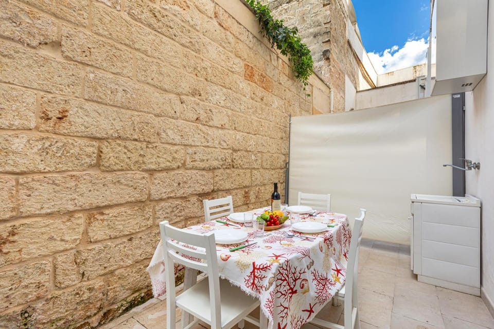 Patio, Dining area