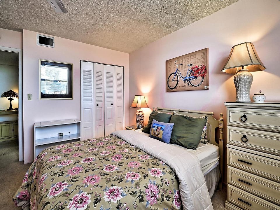 Madeira Towers 601 Beach front with spectacular views 533 Apartment in Redington Beach