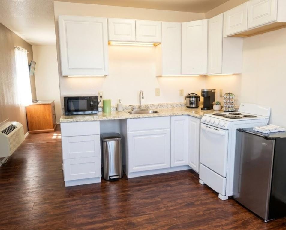 Coffee/tea facilities, Kitchen or kitchenette, oven, stove, toaster