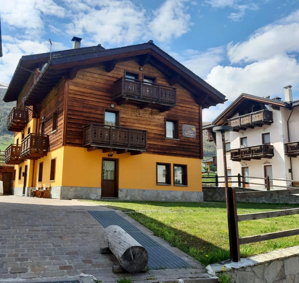 Chalet SUNFLOWER Appartamenti Apartment in Canton of Grisons