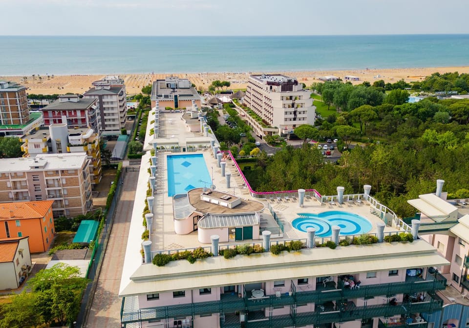 Property building, Neighbourhood, Bird's eye view, Beach, City view, Pool view, Street view, Swimming pool