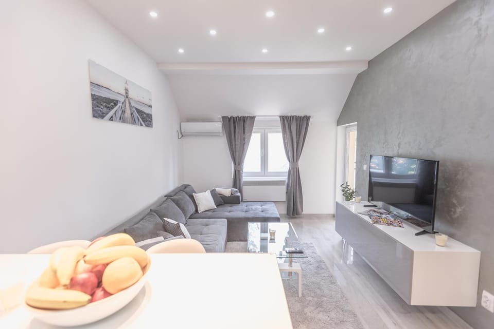 Communal lounge/ TV room, TV and multimedia, Living room, Seating area, Dining area