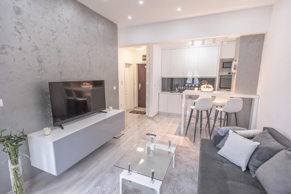 Communal lounge/ TV room, TV and multimedia, Living room, Seating area, Dining area