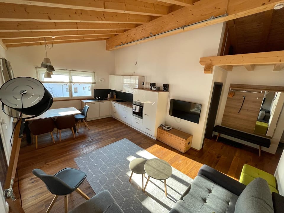 Kitchen or kitchenette, Living room, Seating area, Dining area