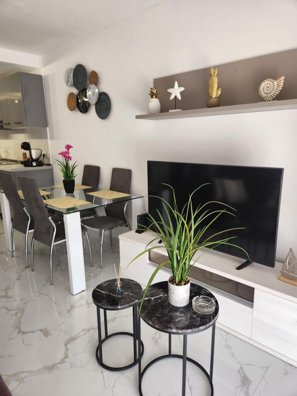 TV and multimedia, Kitchen or kitchenette, Living room, Dining area