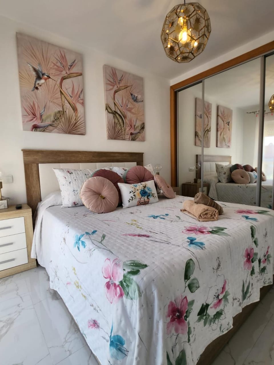 Bed, Photo of the whole room, Bedroom