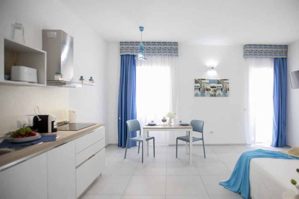 Coffee/tea facilities, Kitchen or kitchenette, Dining area